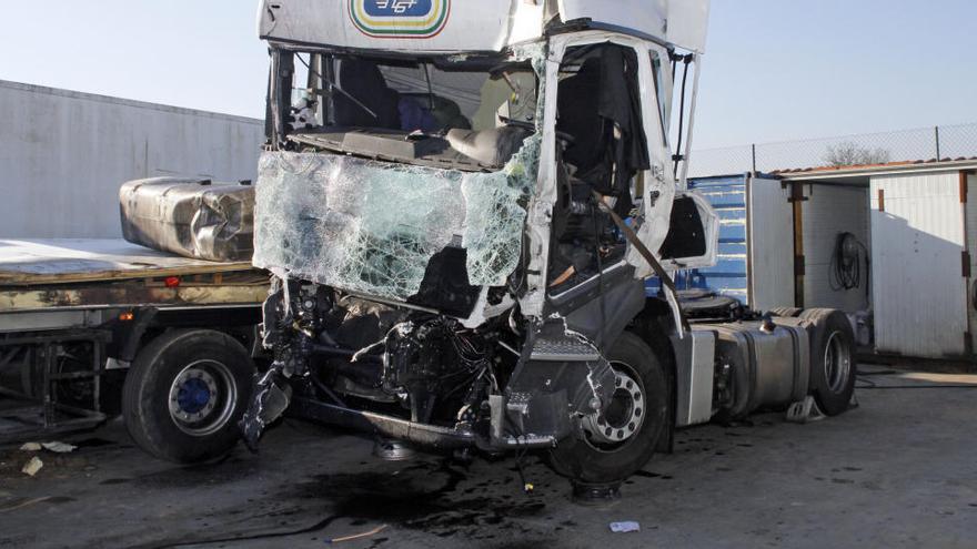 El vehicle del xofer ferit greu destrossat a Grues Viñolas, a Vidreres · Carles Colomer