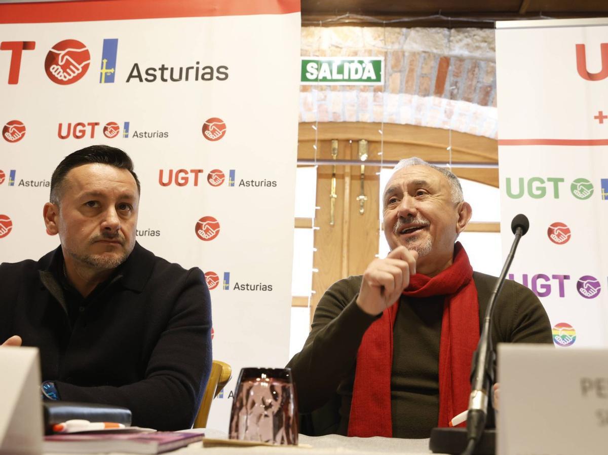 Por la izquierda, Javier Fernández Lanero y Pepe Álvarez, durante la asamblea de delegados de UGT. | ÁNGEL GONZÁLEZ