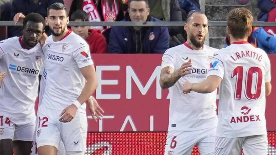 Los jugadores del Sevilla celebran un gol.