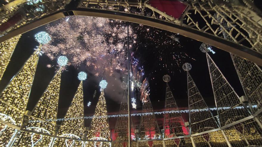 Iluminación de la Plaza Mayor durante el encendido de las luces navideñas que dieron comienzo al programa festivo en Benavente. | |  E.