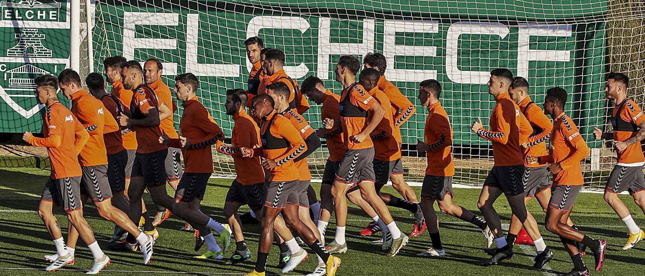 Los jugadores del Elche, durante un entrenamiento en el campo Díez Iborra. | ANTONIO AMORÓS