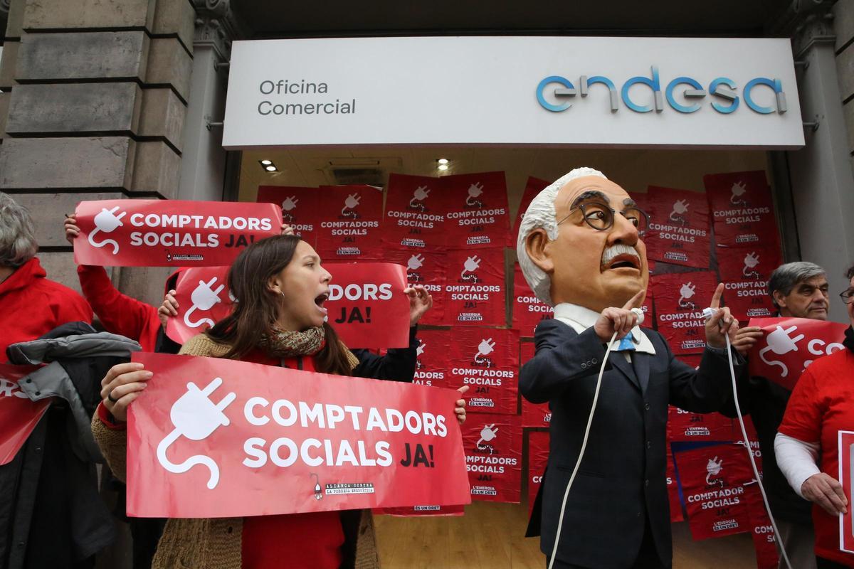 Acción contra Endesa en el lanzamiento de la campaña a favor de contadores sociales de electricidad para gente que está ocupando sin recursos FOTO de ELISENDA PONS