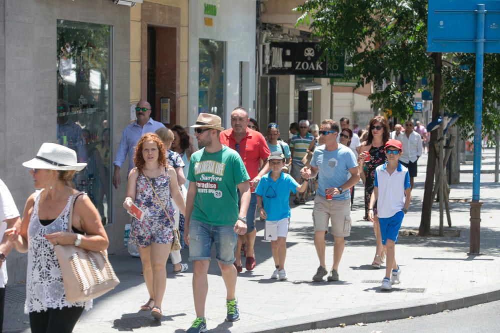 Imágenes del ambiente en la quinta mascletà de Hogueras