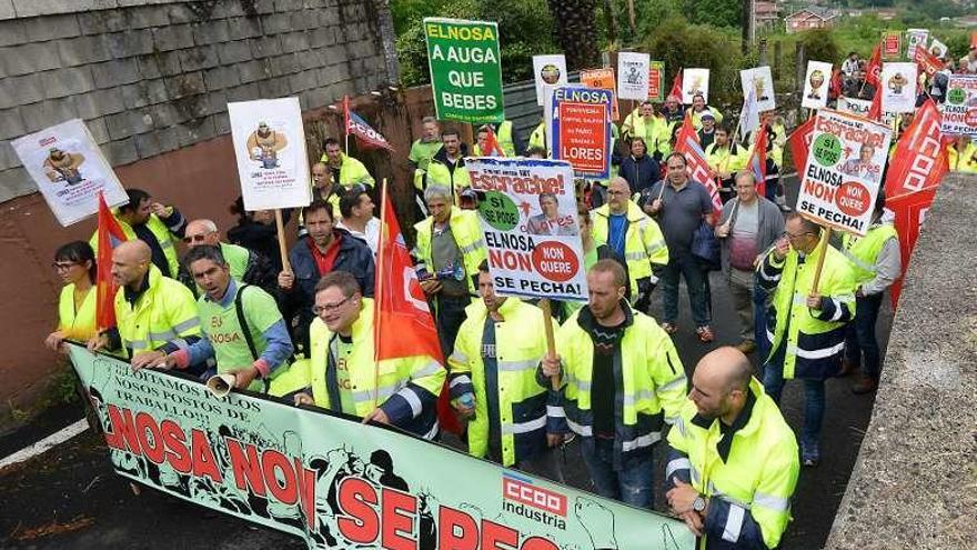 Una movilización de la plantilla contra el cierre de Elnosa. // G. Santos