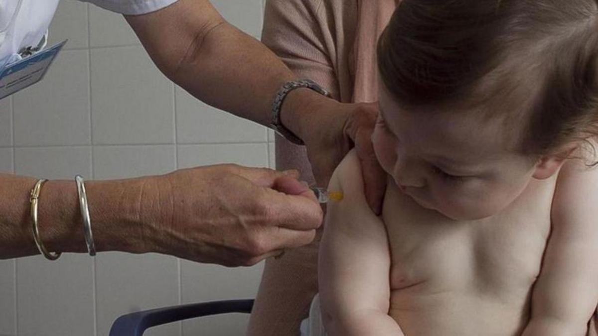 Un moment de la vacunació d'un nadó