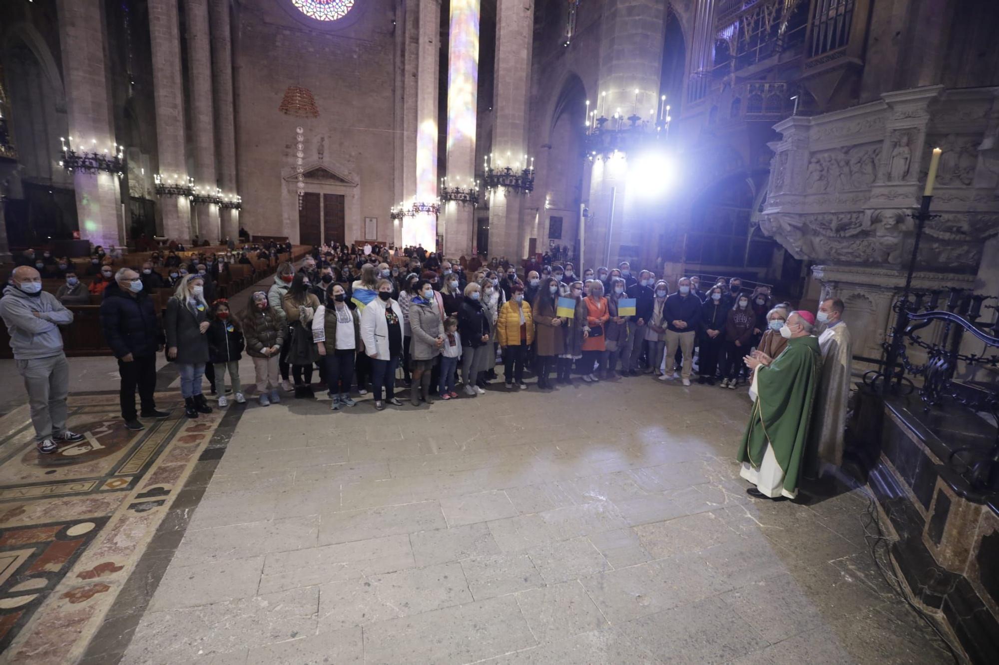 Medio millar de personas asiste a la misa en la Seu para pedir la paz en Ucrania