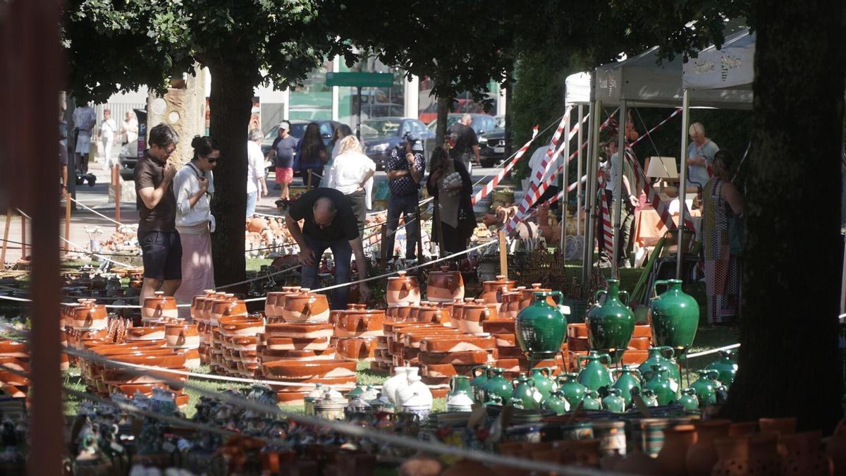 Una veintena de artesanos de la península recalan en Alfaroleiros: "Esta feria es distinta a todas"