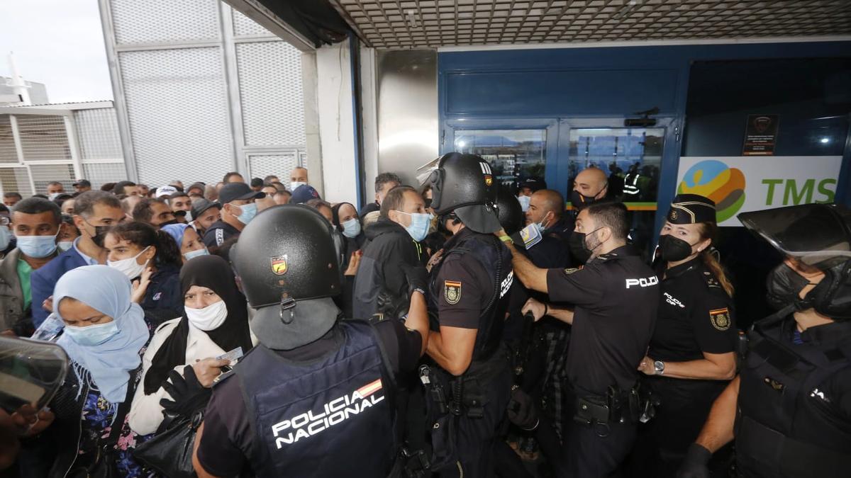 Las imágenes de los altercados en el Puerto de Alicante por el ferry a Orán