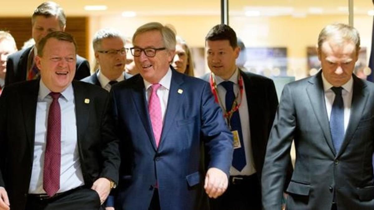El primer ministro danés, Lard Lokke Rasmussen, (izquierda) es recibido por el presidente de la Comisión Europea, Jean-Claude Juncker, horas antes del inicio de la cumbre europea.
