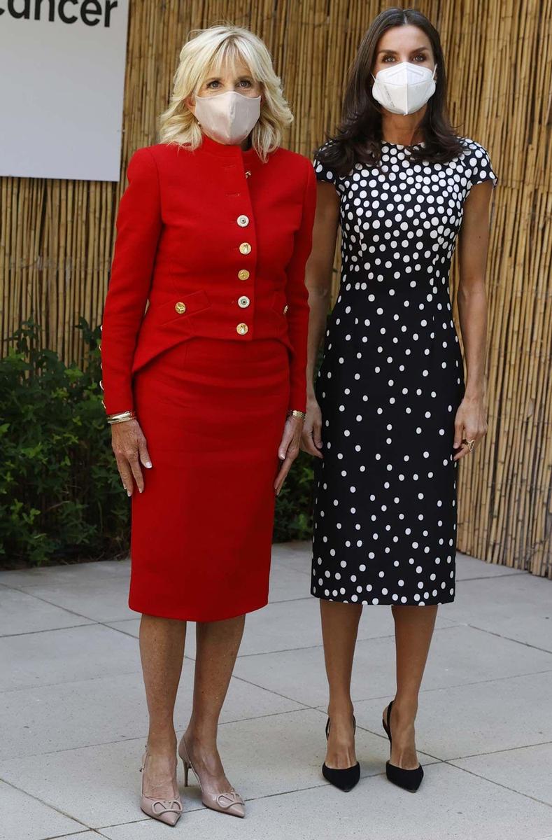 Jill Biden y la reina Letizia en su visita a la asociación española contra el cáncer