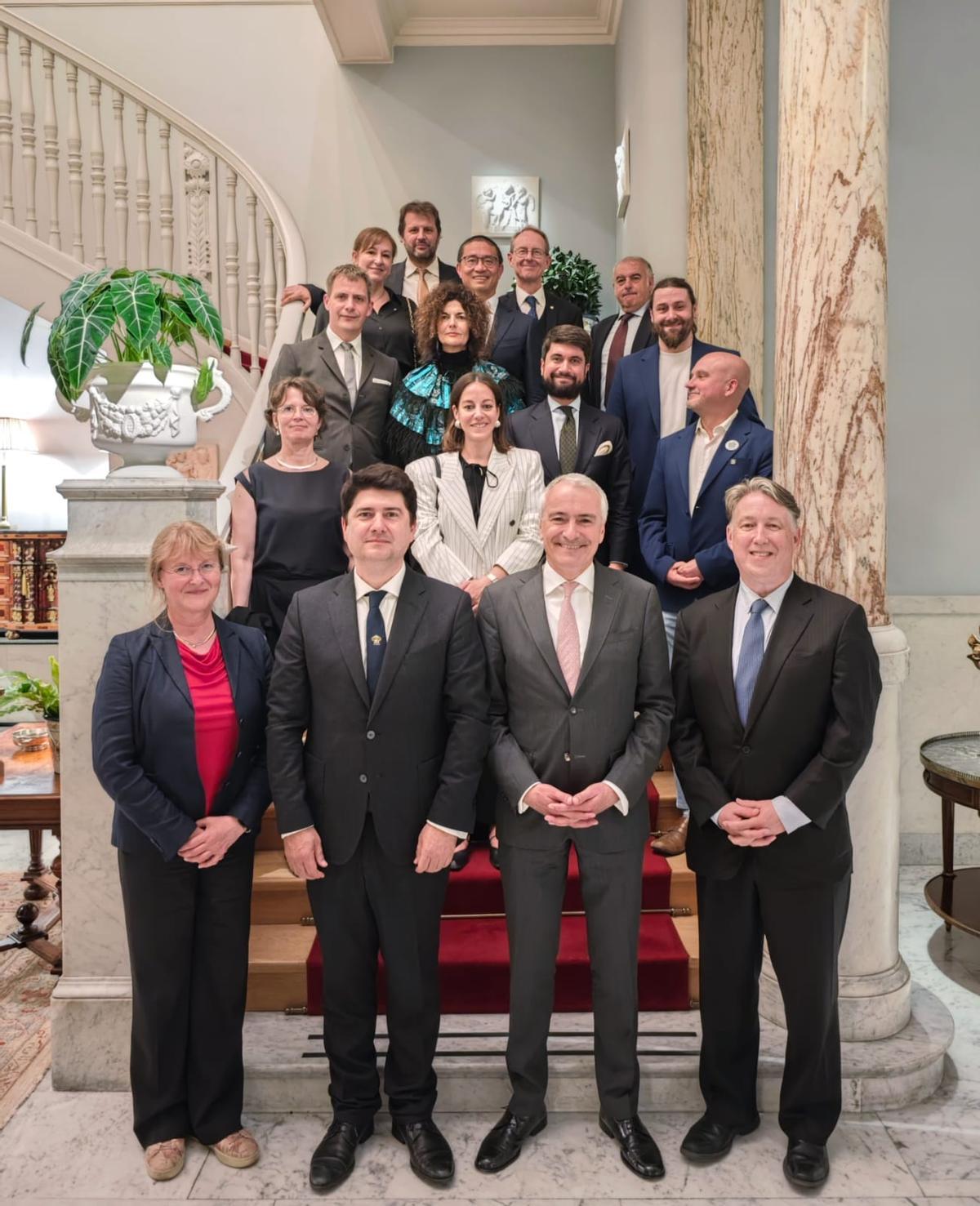 Científicos participantes, entre ellos García