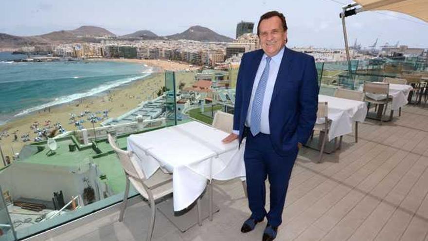 Alfredo Suchomel, director del Reina Isabel, en la terraza del Summum.