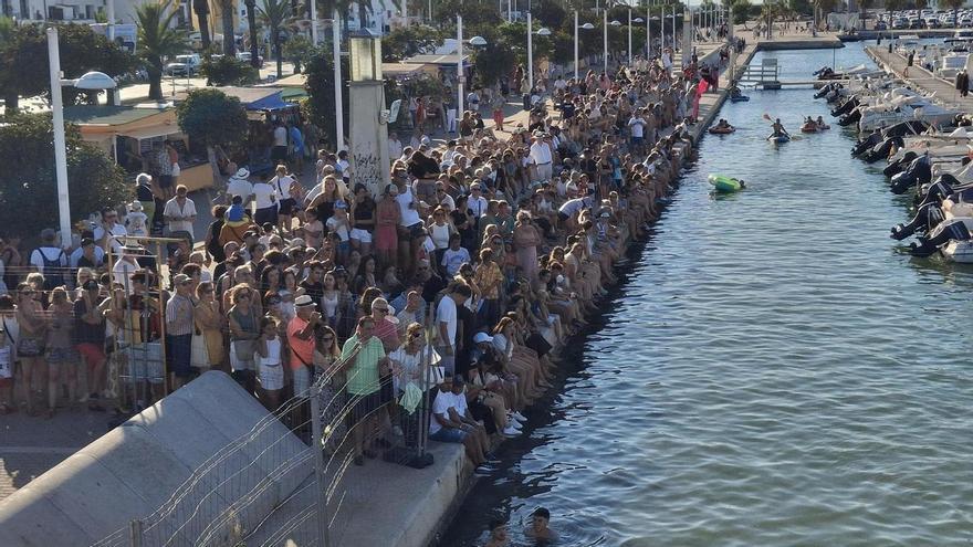 La curiosa imagen de los "bous a la mar" de Dénia: ver (intuir) los toros desde fuera de la plaza y de refilón