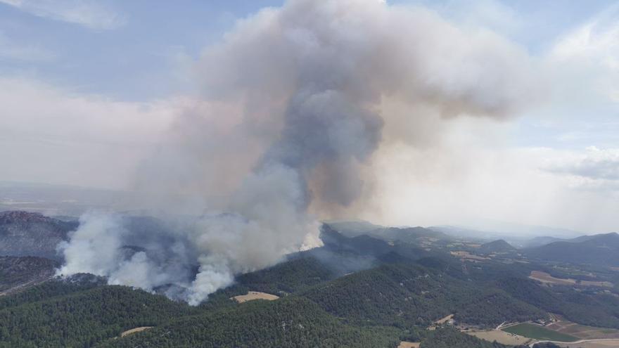 Foc descontrolat: Evacuen una urbanització de Sant Martí de Tous i confinen la resta del poble i Santa Maria de Miralles