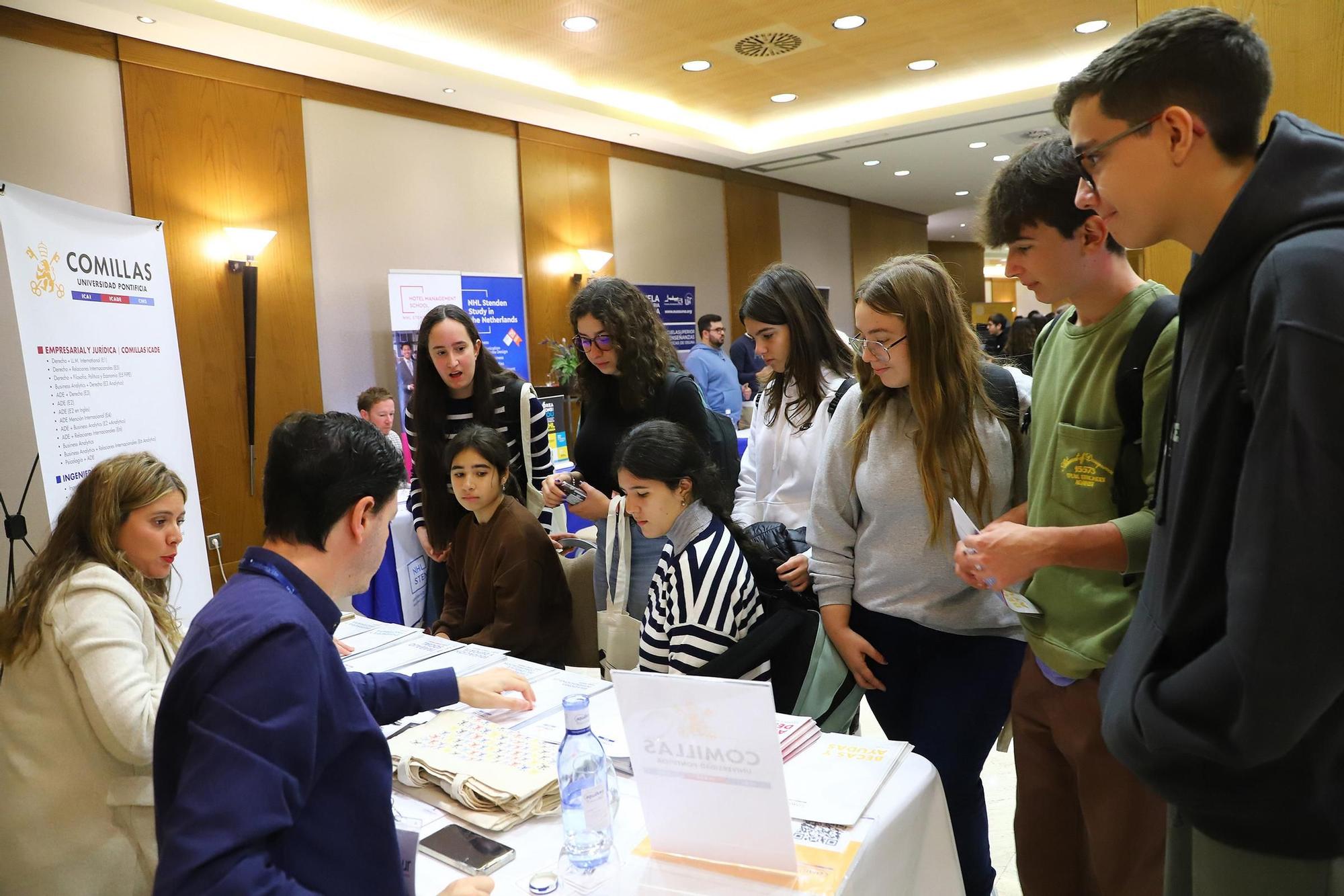 Unitour, la feria de las universidades españolas para atraer al alumnado de Córdoba, en imágenes