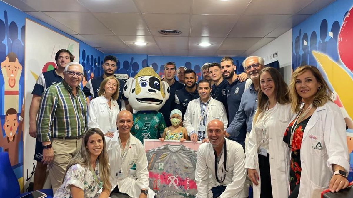 Visita de los jugadores y técnicos del Ángel Ximénez al Hospital Reina Sofía.