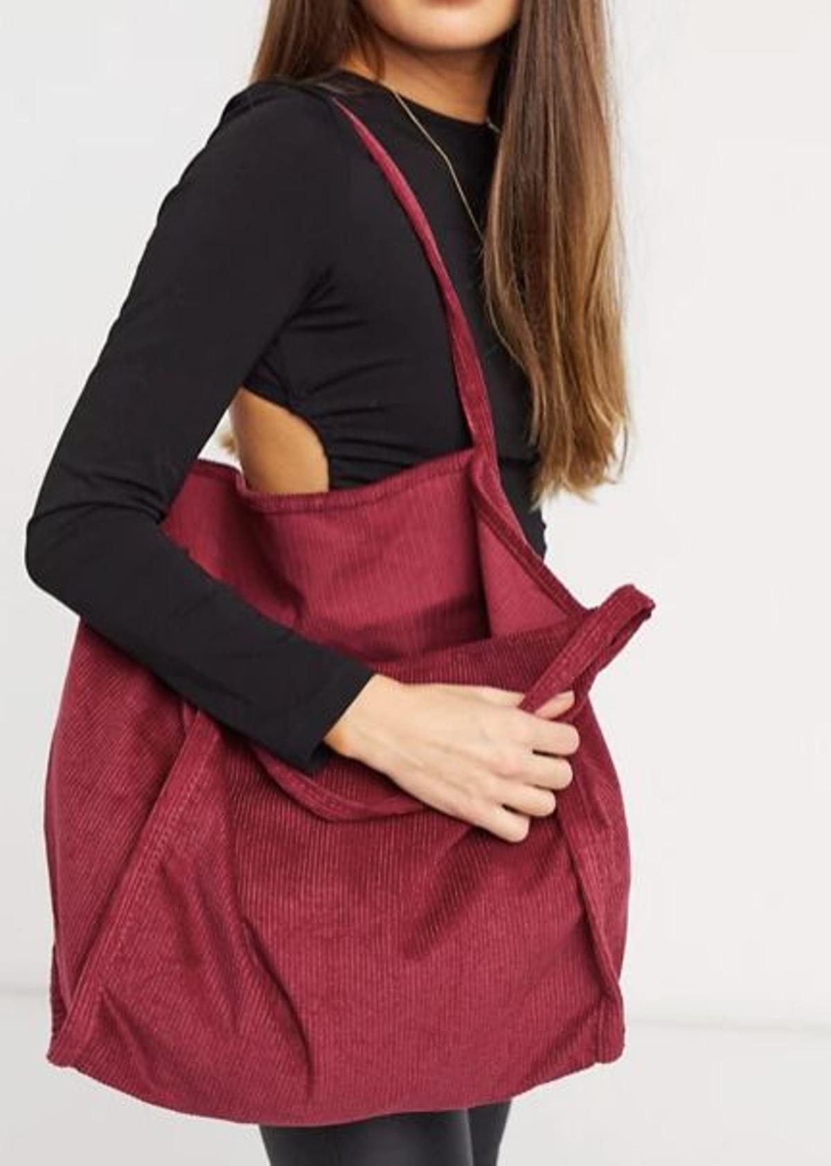 Bolso shopper burdeos de pana de ASOS DESIGN (Precio: 15,99 euros)