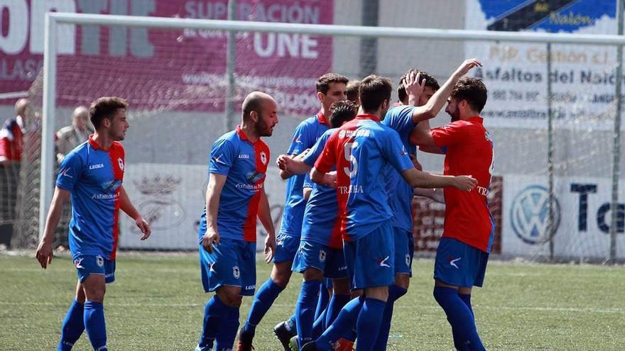 Los jugadores del Langreo celebran un tanto ante el Urraca.