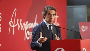 José María Aznar analiza la incertidumbre de la política nacional e internacional en un acto celebrado en Alicante.
