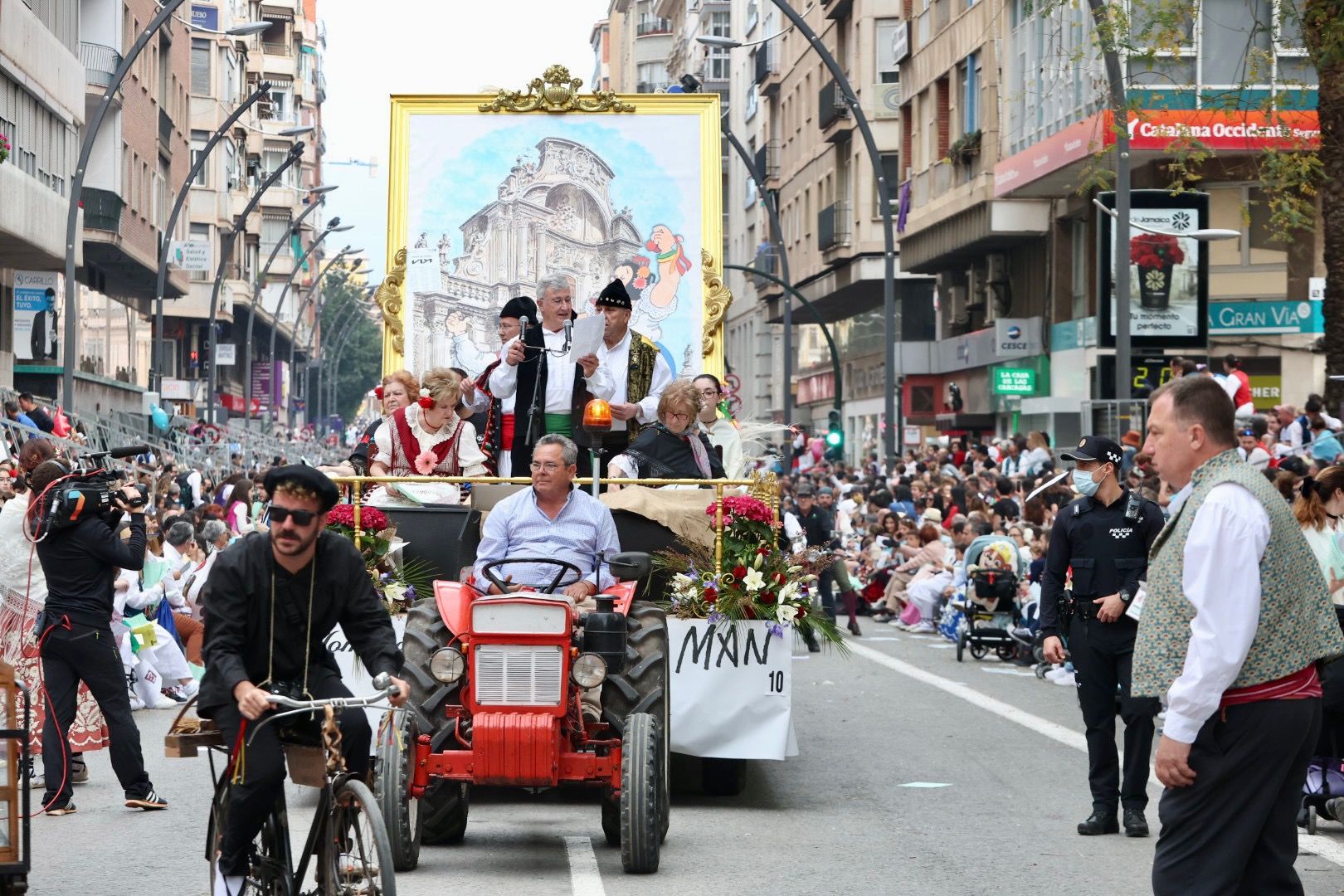 Carmen y Nerea descubren la "tronaera" y el Bando más divertido en Murcia