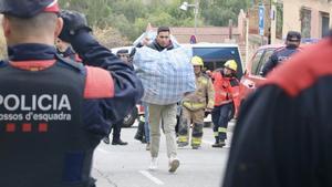 Cuerpos de emergencia custodian el edificio El Barco de Esplugues de Llobregat