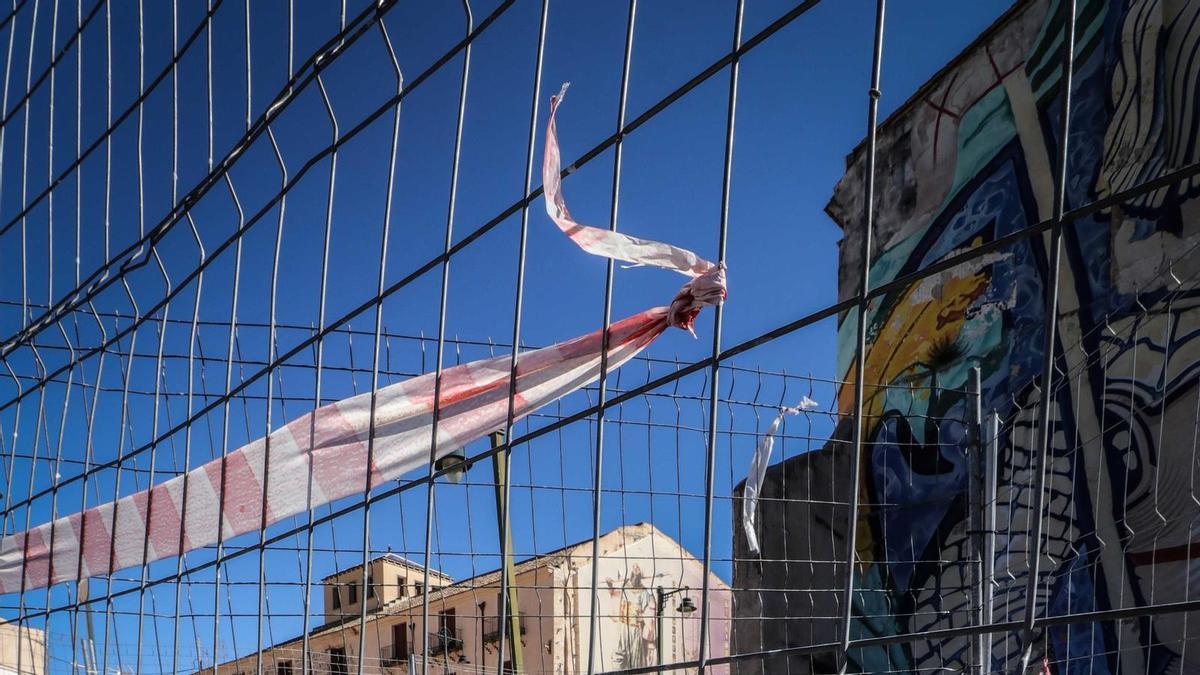 Parking situado tras el Museo Arqueológico que ha sido vallado. 