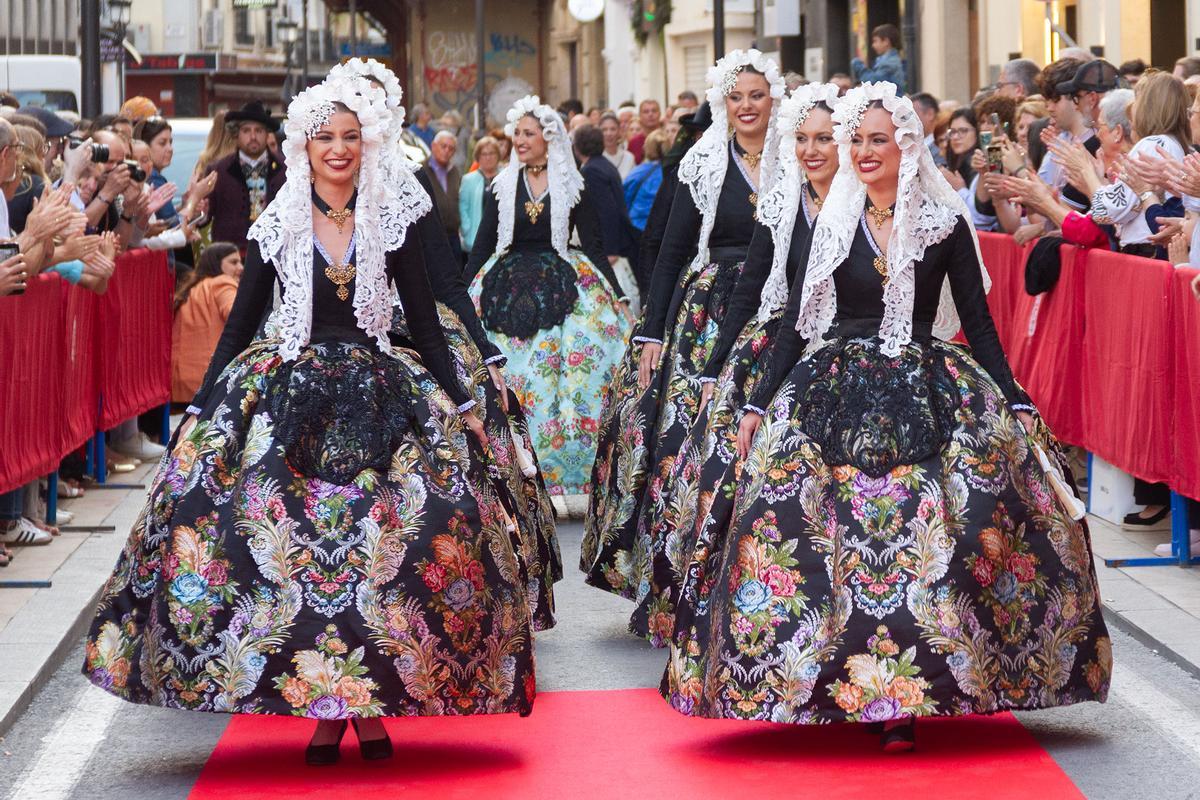 Los trajes de las damas, en negro azabache