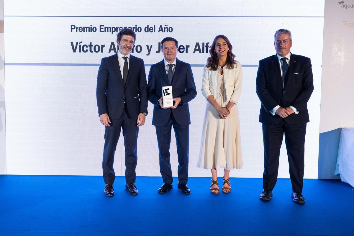 Víctor Alfaro, director general de Podoactiva; Sergi Guillot, director general de Prensa Ibérica; Iñaki Navarro, director general adjunto y director territorial de la zona Norte del Banco Sabadell; y María Navarro, presidenta de las Cortes de Aragón.