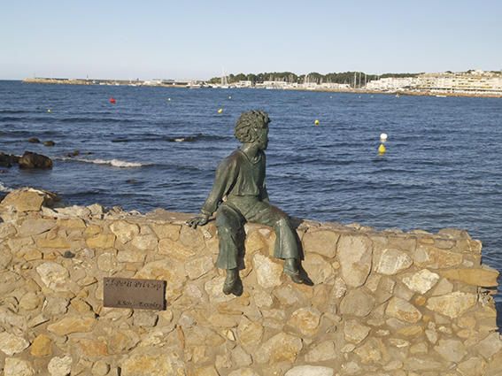 L’Escala. El passeig de Riells està dedicat a la figura del Petit Príncep, del llibre de l’escriptor francès Saint-Exupéry. El Petit Príncep, assegut sobre un mur de pedra, contempla, immòbil, cada sortida del sol a la Costa Brava.