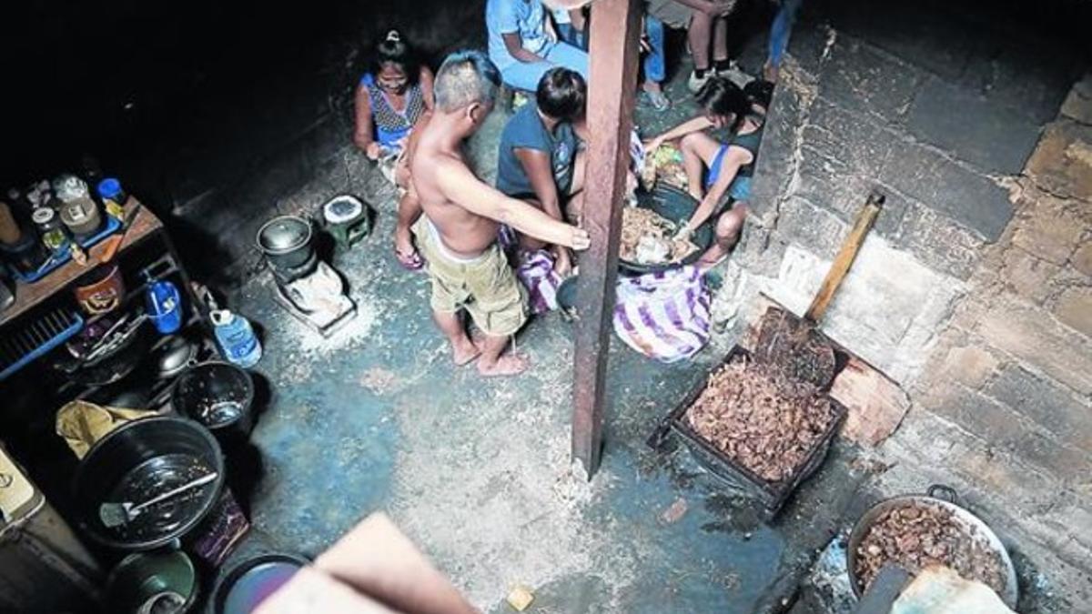 La casa de los Padilla, en el barrio chabolista de Tondo, en pleno momento de selección y empaquetado del 'pagpag'.