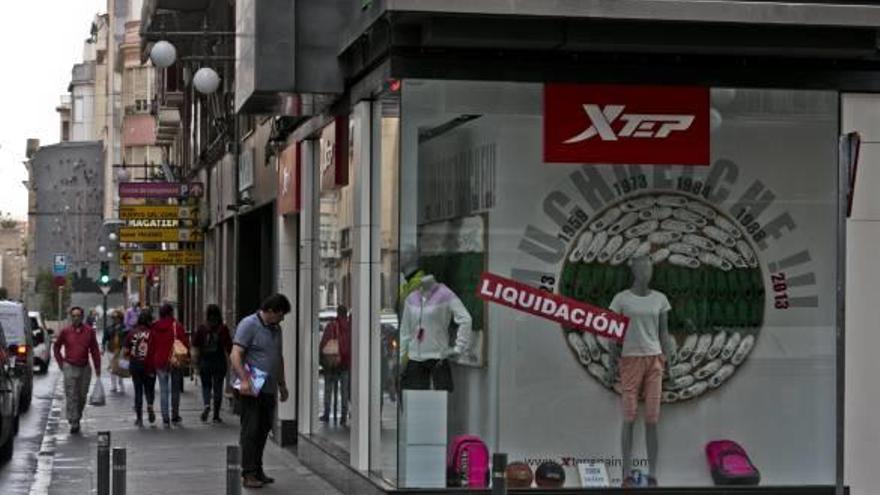 Comercio de Xtep en el centro de Elche, que en los últimos días está ofreciendo importantes descuentos en textil y calzado.