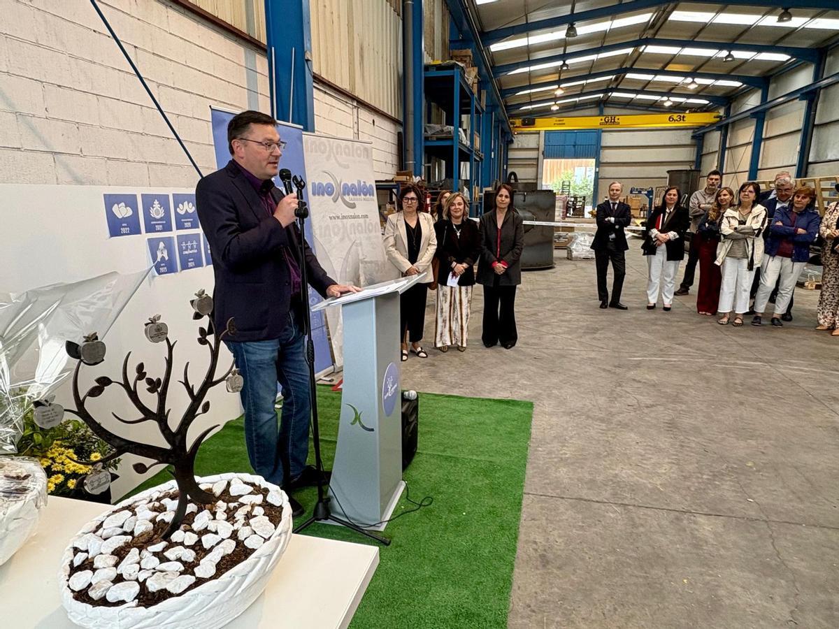 Jorge Álvarez, director de la planta de Bayer en Langreo, durante su intervención en el acto "Hagamos compromiso" de Inoxnalón
