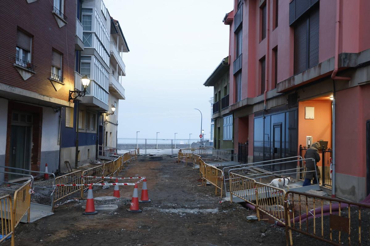 Obras de peatonalización en la calle La Obligada de Luanco.