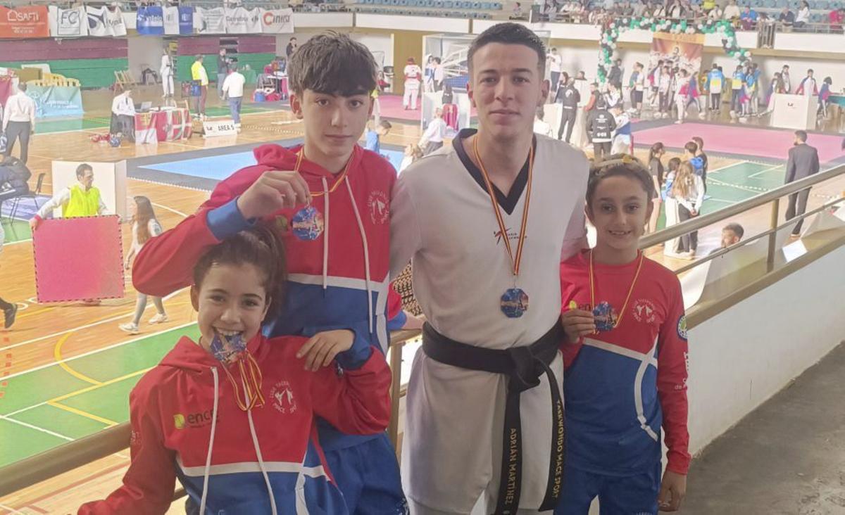 La representación del equipo pontevedrés en Plasencia. | FDV