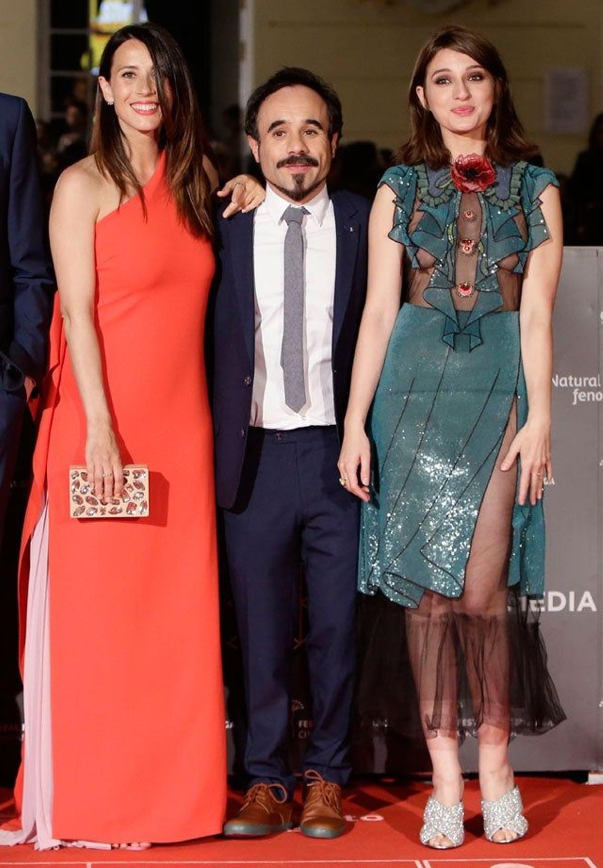 Bárbara Goenaga, Koldo Serra y María Valverde, en la première de Gernika en el Festival de Cine de Málaga.