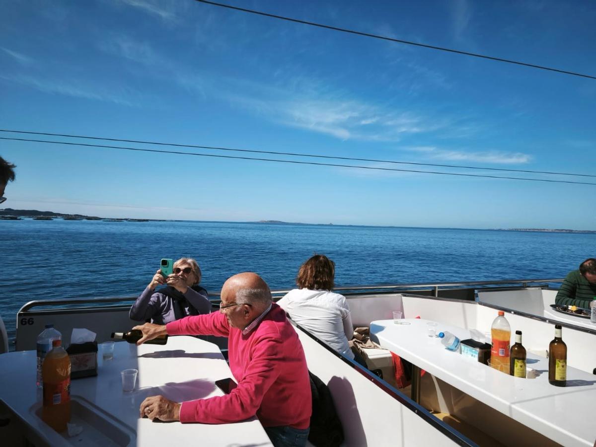 La Ruta del Mejillón en uno de los catamaranes de Cruceros do Ulla Turimares.