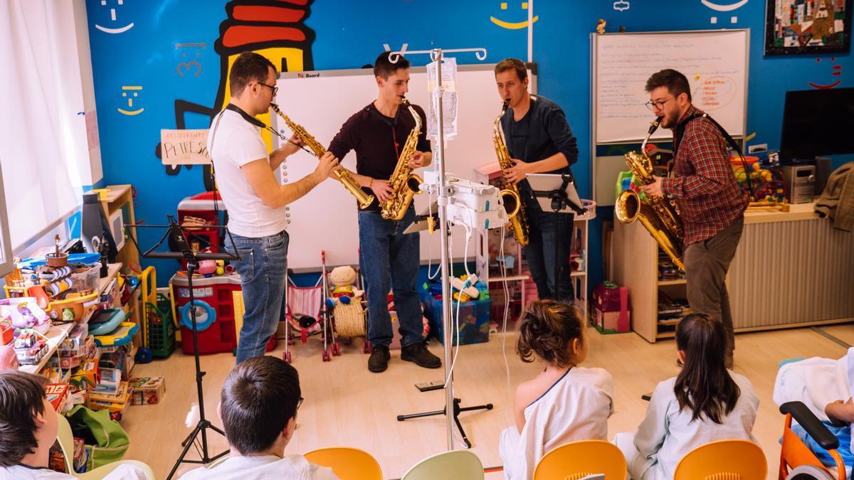 Actuación de Musethica en una de las salas del Hospital materno-infantil Miguel Servet