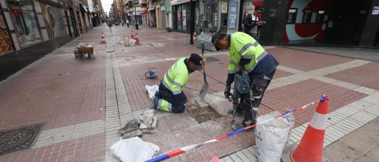 Los trabajos de sustitución de baldosas rotas se prolongarán durante toda la semana.