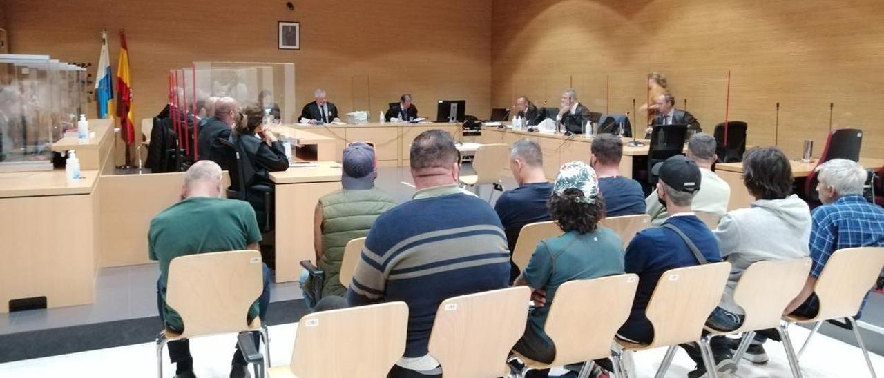 Los acusados sentados frente al tribunal durante el juicio de este martes