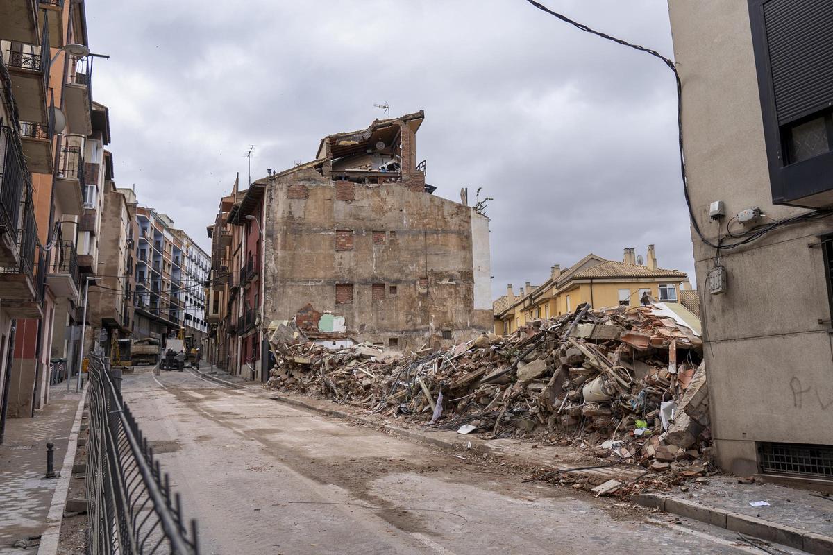 Bomberos y técnicos estudian la estabilidad de los edificios lindantes al derrumbado en Teruel.