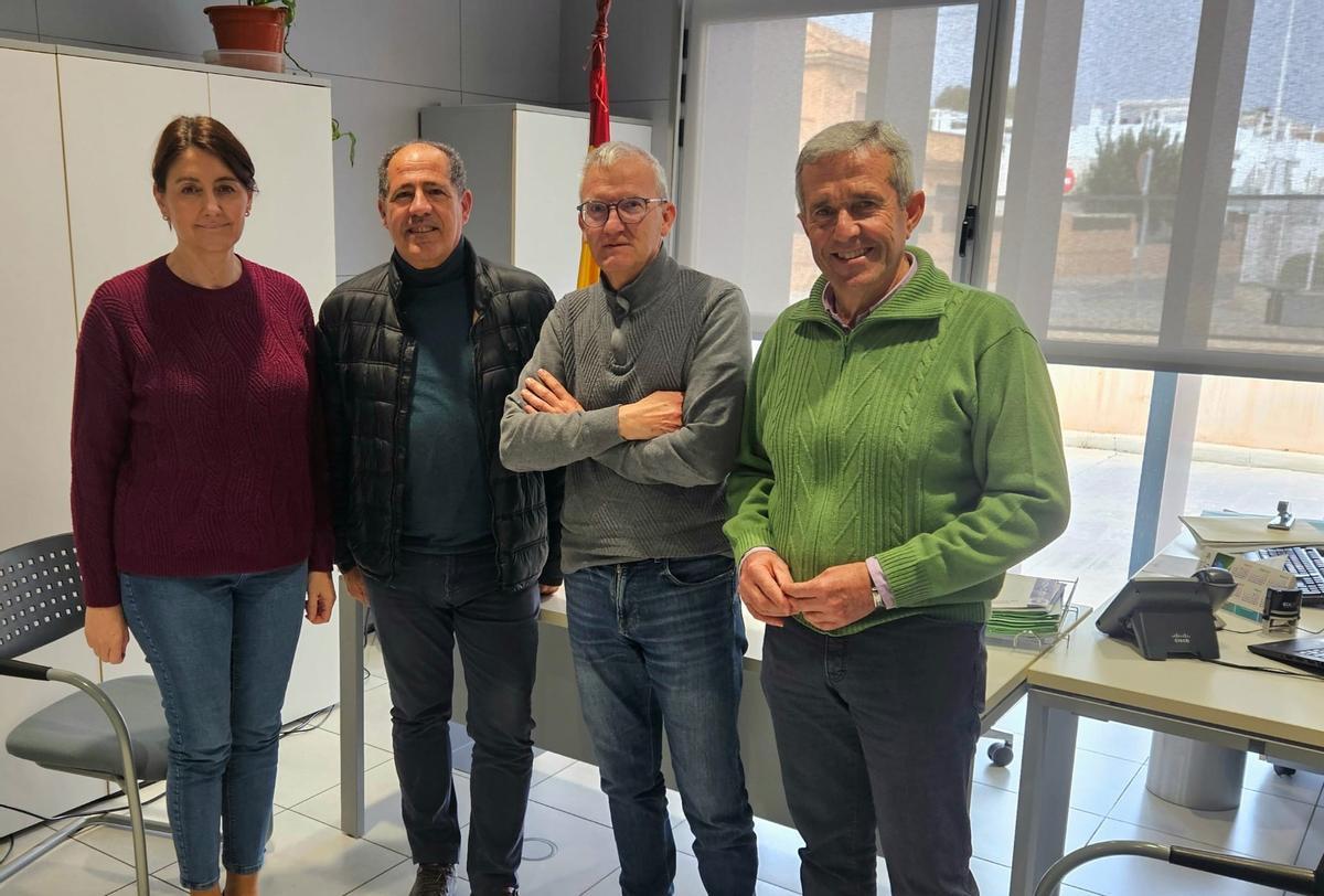 El juez de Paz, Vitorino Pérez, segundo por la izquierda, junto a los representantes municipales y el alcalde