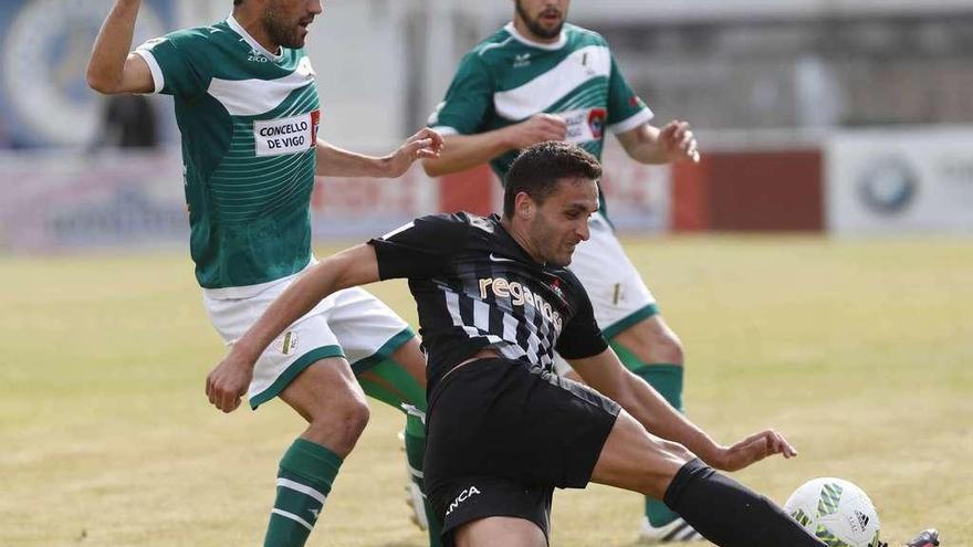 Mateo, el mejor jugador del partido, presiona a ferrolano Víctor Vázquez &quot;Churre&quot;, ayer en O Vao. // Ricardo Grobas