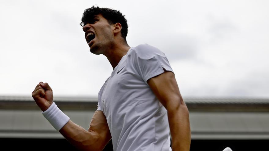 Alcaraz no falla en su estreno en Wimbledon y supera a Lajal con algo de sufrimiento