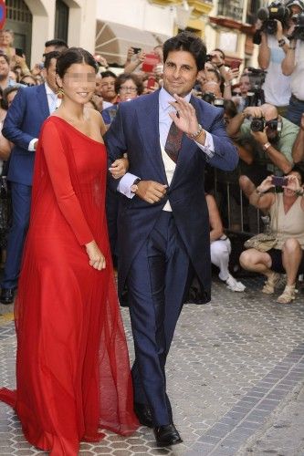 El extorero Francisco Rivera y la abogada Lourdes Montes han contraído matrimonio eclesiástico hoy en el barrio sevillano de Triana, en una ceremonia que ha tenido lugar en la Capilla de Los Marineros, sede de la Hermandad de la Esperanza de Triana,