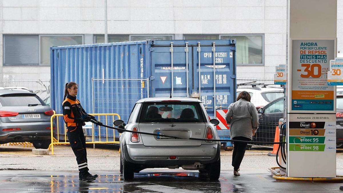 Una trabajadora de una gasolinera de Vigo