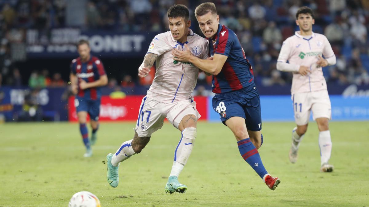 De Frutos pugna por una pelota con Olivera