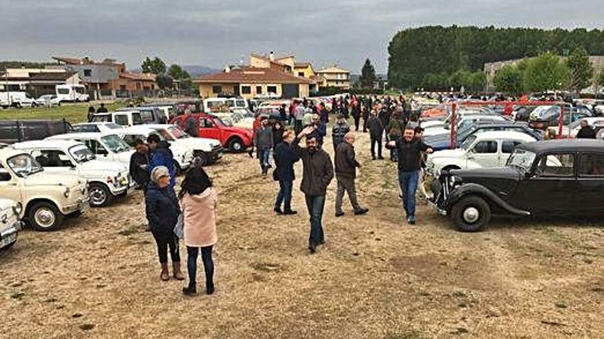 Gairebé 300 vehicles clàssics es reuneixen a la trobada de Serra de Daró