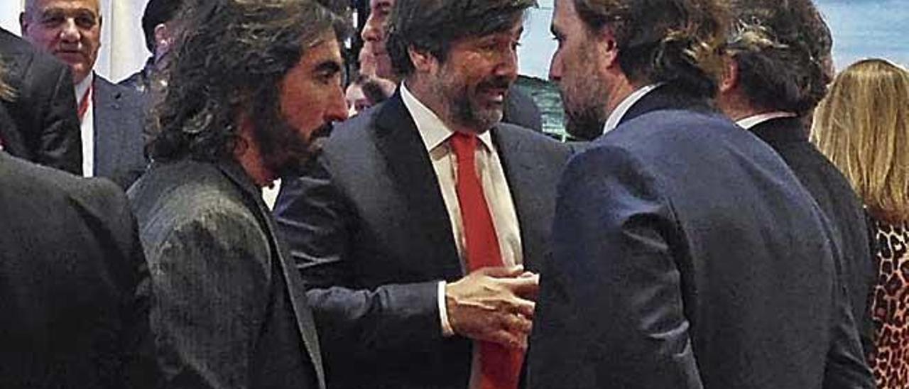 Javier Hidalgo y los hermanos Subías en el estand de Globalia.