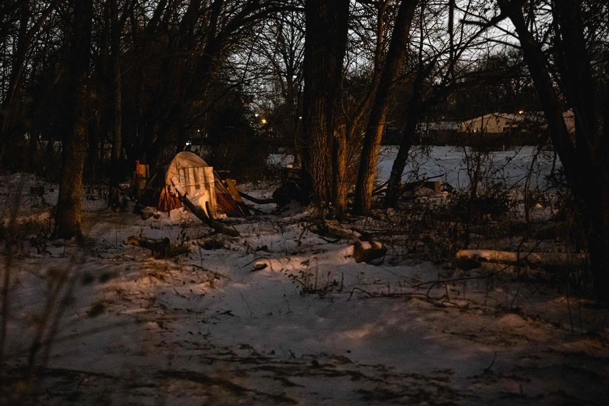 Reparto de comida en asentamientos de personas sin hogar en Louisville, Kentucky, en medio de la tormenta invernal Elliott.