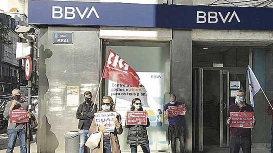 Concentración de la CIG ante el BBVA de la calle Real.